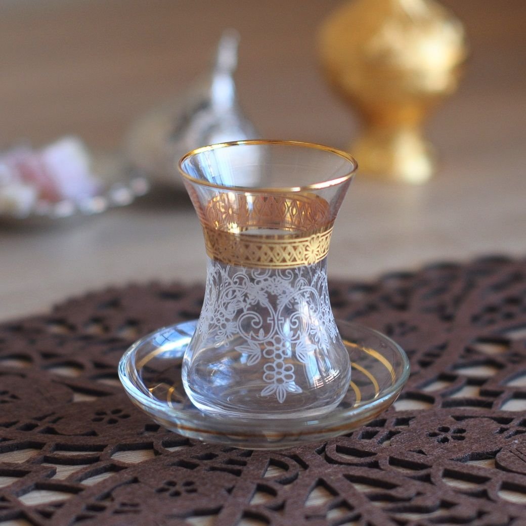 GRAVÜR DESENLİ ÇAY SETİ ALTIN